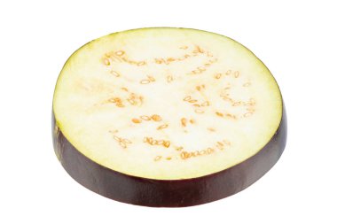 Beyaz arka planda izole edilmiş dilimlenmiş patlıcan. Sağlıklı yiyecekler. Dosya kırpma yolu içeriyor.