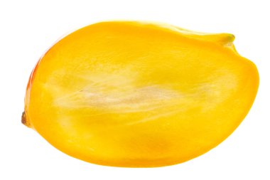 Beyaz arka planda yarı izole edilmiş taze mango. Sağlıklı yiyecekler. Dosya kırpma yolu içeriyor. Tam alan derinliği.