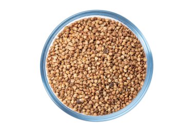 Beyaz arka planda izole edilmiş bir kase kızarmış karabuğday. Sağlıklı beslenmek için eski bir glütensiz tahıl. Dosya kırpma yolu içeriyor. Tam alan derinliği.