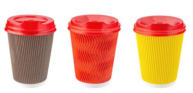 Kahve, çay ve beyazda izole edilmiş diğer sıcak içecekler için tek kullanımlık kağıt bardaklar. Tek kullanımlık sofra takımı. Dosya kırpma yolu içeriyor.