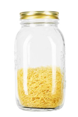 Cam kavanoz Filini ham makarnasını beyaz arka planda izole etti. Dosya kırpma yolu içeriyor. Geleneksel İtalyan makarnası. Üst görünüm.