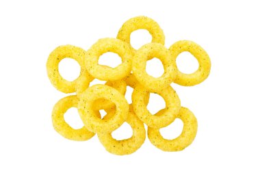 Çıtır soğan halkaları, beyaz arka planda izole edilmiş, geniş bir alana yayılmış. Mısır halkaları. Tasarım elemanı. Film izlemek için atıştırmalıklar. Dosya kırpma yolu içeriyor.