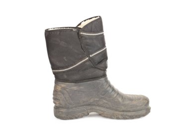 Kirli bir erkek lastik bot. Beyaz arka planda izole edilmiş. Sonbahar yağmuru koruma ayakkabıları. Dosya kırpma yolu içeriyor