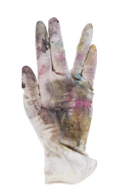 Kirli lastik eldivendeki bir el dört parmağın sembolünü gösterir. Beyaz arka planda izole edilmiş. Dosya kırpma yolu içeriyor.