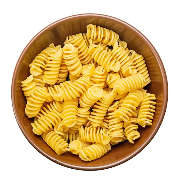 Makarnayı yakın plan çek. Fusilli spirali beyaz arka planda izole edilmiş bir kasede. Tam alan derinliği. Dosya kırpma yolu içeriyor. Üst görünüm.