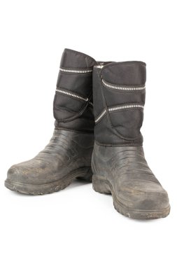 Beyaz arka planda kirli izole edilmiş eski botlar. Yürüyüş botları. Dosya kırpma yolu içeriyor