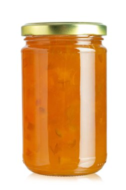 Beyaz arka planda izole edilmiş cam kavanozlardaki renkli reçeller. Dosya kırpma yolu içeriyor. Tam alan derinliği.