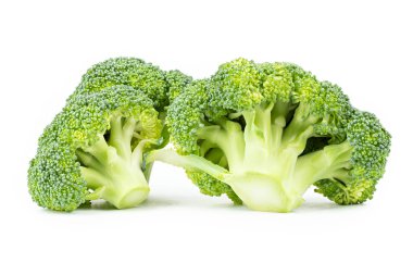 Beyaz arka planda taze brokoli. Tam alan derinliği.