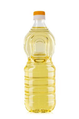 Beyaz arka planda plastik şişede sebze ya da ayçiçeği yağı. Sağlıklı yiyecekler. Dosya kırpma yolu içeriyor. Tam alan derinliği.