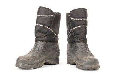 Beyaz arka planda kirli izole edilmiş eski botlar. Yürüyüş botları. Dosya kırpma yolu içeriyor