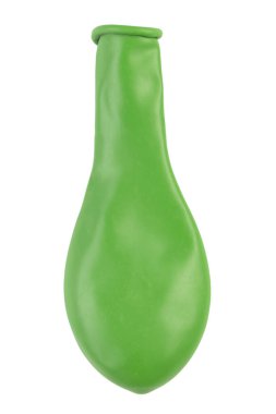 Havasız yeşil balon. Beyaz arka planda izole edilmiş yeni renkli balon. Doğum günü partisi dekorasyonuna itiraz ediyorum. Dosya kırpma yolu içeriyor.