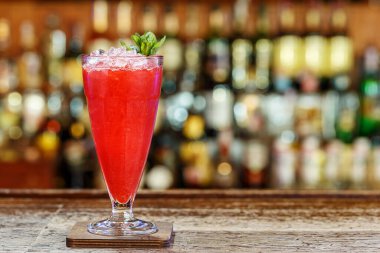 Barda nane koktail böğürtlen, bulanık bar arka planda, Tex için boşluk