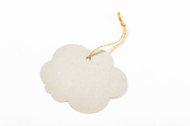 Beyaz arka planda ince ipli karton etiket. Beyaz arkaplanda fiyat etiketi veya adres etiketi. 