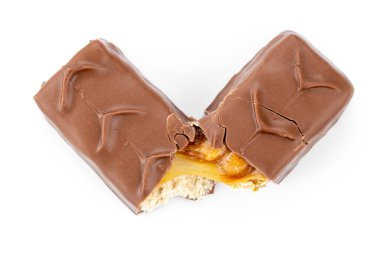 Çikolata. Beyaz arka planda izole edilmiş hindistan cevizi kalıbının iki yarısı. Dilimlenmiş çikolatalı tatlı. Dosya kırpma yolu içeriyor.
