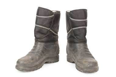 Beyaz arka planda kirli izole edilmiş eski botlar. Yürüyüş botları. Dosya kırpma yolu içeriyor