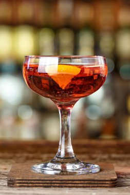 Rom El Presidente ile kokteyl. Kokteyl gece kulübündeki barda. Metin veya tarif için yer