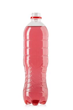 Açık plastik şişede kırmızı içki. Beyaz bir arka planda izole edilmiş. Dosya kırpma yolu içeriyor. 