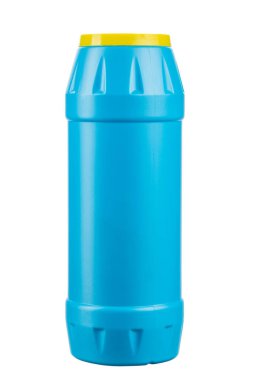 Beyaz arka planda izole edilmiş temizleme tozu olan mavi şişe. Dosya kırpma yolu içeriyor. Tam alan derinliği. 