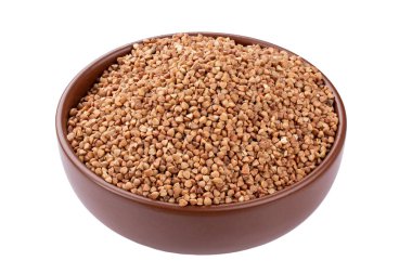 Beyaz arka planda izole edilmiş kil kasedeki yeşil karabuğday taneleri. Dosya kırpma yolu içeriyor. Tam alan derinliği.