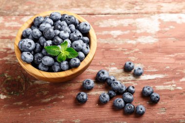 Nane yapraklı yaban mersini ahşap arka planda ahşap bir tabakta. Sağlıklı yemek ve sağlıklı yaşam tarzı..