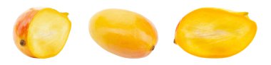 Beyaz arka planda izole edilmiş mango meyveleri ve mango dilimleri. Sağlıklı yiyecekler. Dosya kırpma yolu içeriyor. Tam alan derinliği.