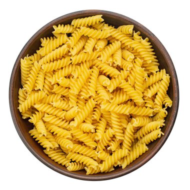 Fusilli 'nin ham makarnası beyaz arka planda izole edilmiş. Çiğ ve kuru makarna. İtalyan Kültürü. Dosya kırpma yolu içeriyor.