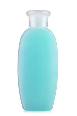 Beyaz arka planda izole edilmiş plastik bir şişede şampuan. Kozmetik ürünler. Dosya kırpma yolu içeriyor. Tam alan derinliği.
