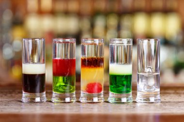 Restorandaki barda çok katmanlı kokteyller, büyük bir rol için hazırlık.