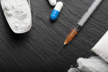 Madde bağımlılığı. Karanlık masada sert uyuşturucular. Uyuşturucu şırıngası.