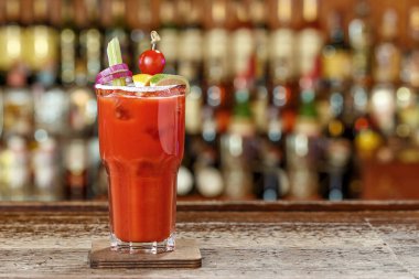 Bloody Mary kokteyli, sebzelerle süslenmiş bir içecek kartı için fotoğraf. Domates, kereviz ve soğan. Metin için boşluk