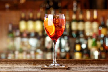 Bir cam Çubuğu'nda kokteyl aperol spritz. Ice cube tentür rengini güzel kırılan. Metin için yer