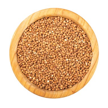 Beyaz arka planda izole edilmiş ahşap kasedeki kuru karabuğday taneleri. Dosya kırpma yolu içeriyor. Üst görünüm.