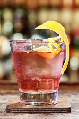 Knickerbocker kokteyli, bar tezgahının arka planındaki rom bazlı. İçki menüsü için fotoğraf, metin dekoru için boşluk