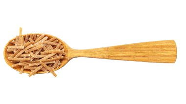 Beyaz arka planda izole edilmiş tahta kaşıkta makarna. Dosya kırpma yolu içeriyor. Geleneksel İtalyan makarnası. Üst görünüm.