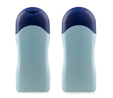 İki plastik mavi şampuan şişesi. Beyaz bir arka planda izole edilmiş. Yazı olmadan. Dosya kırpma yolu içeriyor