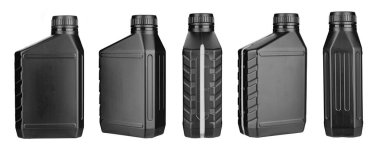 Motor yağı için plastik siyah kaplar. Farklı açılardan ayarlanmış. Beyaz arka planda izole edilmiş. Dosya kırpma yolu içeriyor