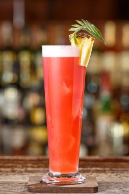 Acı Angostura eklenmesi ile cin, kiraz ve portakal likörü Benedict, grenadine, ananas ve limon suyu ile Singapur sapan kokteyl. 