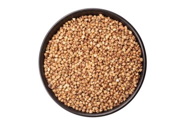 Beyaz arka planda izole edilmiş kil kasede yeşil karabuğday taneleri, üst manzara. Dosya kırpma yolu içeriyor. Tam alan derinliği.