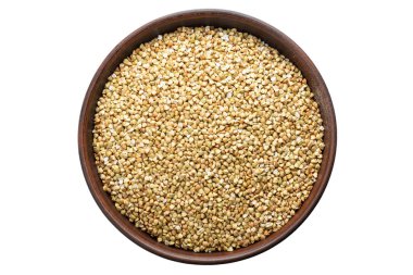 Kavrulmuş karabuğday kasesinde. Beyaz bir arka planda izole edilmiş. Dosya kırpma yolu içeriyor