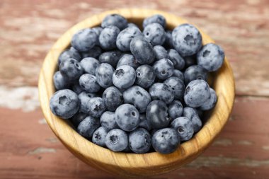 Böğürtlen, ahşap arka planda, ahşap bir tabakta. Sağlıklı yemek ve sağlıklı yaşam tarzı. Metin için boşluk.
