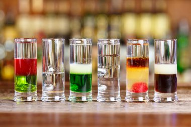 Menü için çeşitli kokteyller, metin için yer, gece kulübü bölümü için hazırlık.