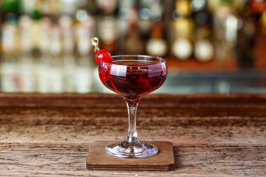 Barda Manhattan kokteyli, Amerikan viskisine, vermutuna ve acısına dayalı bir içki..