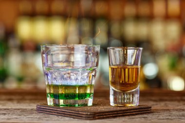 Kokteyl hazırlığı için hazırlandı. Bir bardak viski ve bir bardak içki, metin tasarımı için yer.