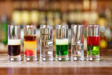 Barda farklı kokteyller, restoranın kokteyl menüsü için arka plan...