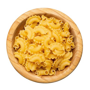 Kurutulmuş makarna, horoz istiridyesi. Beyaz arka planda izole edilmiş ahşap bir kasede makarna. Dosya kırpma yolu içeriyor. Üst görünüm.