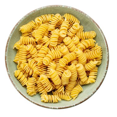 Makarnayı yakın plan çek. Fusilli spirali beyaz arka planda izole edilmiş bir kasede. Tam alan derinliği. Dosya kırpma yolu içeriyor. Üst görünüm.