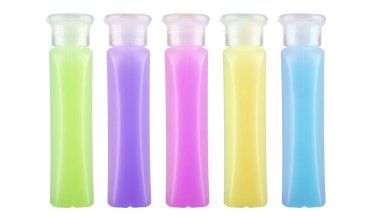 Beyaz arka planda izole edilmiş plastik bir şişede şampuan. Kozmetik ürünler. Dosya kırpma yolu içeriyor. Tam alan derinliği.