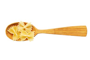 Beyaz arka planda izole edilmiş tahta kaşıkta Farfalle makarnası. Dosya Kırpma Yolu İçerir. 