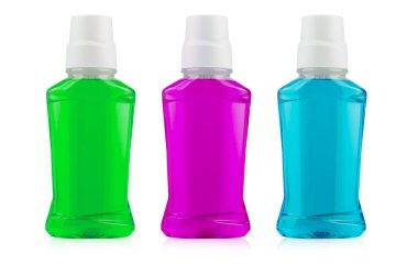 Dişler için sıvı kozmetik içeren üç şişe, beyaz arka planda izole edilmiş. Farklı renklerle ayarlanmış. Dosya kırpma yolu içeriyor