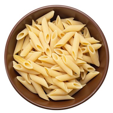 Pennette rigate. Beyaz arka planda izole edilmiş bir tabakta çiğ makarna. Üst Manzara. Dosya kırpma yolu içeriyor.